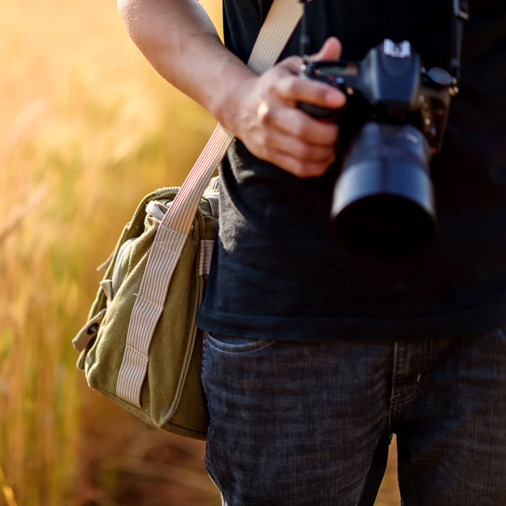 攝影的本質是捕捉光的藝術，所以曝光準確與否就成為了技術層面最核心的問題。曝光是相機把光記錄進感光媒體裡的過程。光有強有弱，所以通過準確的光圈，快門和感光度的組合而成像。而準確曝光存在不同的光圈、快門和感光度的組合，那正是攝影的藝術所在。大光圈減低景深突出主題，而小光圈增加景深。快的快門凝固精彩的一刻，慢的快門反之，通常慢快門增加一張相的動感，如流水，晚上的車流等等。當用慢快門時，常用三角架固定攝影設備以保圖像的清楚。